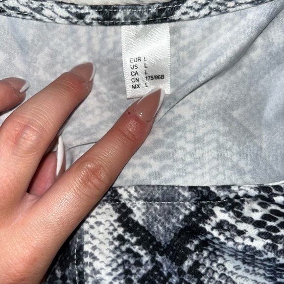 Snakeskin Print Long Sleeve Crop Top - Picture 3 of 3